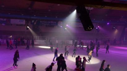 Archivbild: Andreas Brückmann
Discolauf in der Amberger Eishalle. Bei passenden Lichteffekten und heißer Musik macht es richtig Spass über die Eisfläche zu rutschen.