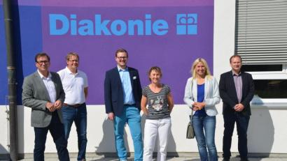 Bild: ak
Ein Besuch galt auch der Seniorentagesstätte Senta: (von links) CSU-Ortsvorsitzender Franc Dierl, Gemeinderat und Fraktionsvorsitzender Matthias Busch, stellvertretender JU-Bundesvorsitzender Markus Täuber, stellvertretende Pflegedienstleiterin Karina Volkmann, Bundestagsabgeordnete Silke Launert und Bürgermeister Christian Porsch.