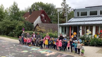 Bild: lrh
Die Mädchen und Buben der Kindertagesstätte "Haus der kleinen Füße" erobern zum Weltkindertag die Straße.