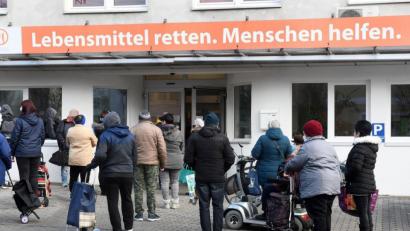 Archivbild: Gabi Schönberger
Menschen stehen Schlange, weil sie auf Lebensmittel der Weidener Tafel warten. Sie zu bedienen, wird immer schwerer, sagt Tafel-Chef Gebhardt. Fehlender Impfschutz bei vielen Abholern mache immer mehr Mitarbeitern Angst.
