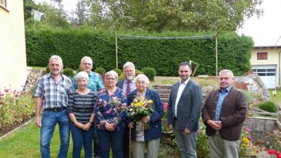 Bild: hme
Franziska Hero (Mitte) feierte mit Sohn Georg (von links), Schwiegertochter Elfi, Sohn Gerhard, Tochter Veronika, Pfarrer Arnold Pirner, Bürgermeister Sebastian Hartl und Johann Kick 90. Geburtstag.