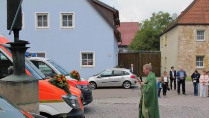Bild: Volker Jung
Pfarrer Christian Schulz bei der Segnung der drei Fahrzeuge.