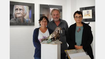 Bild: Andreas Brueckmann
Zur Finissage der Galerie Triceartopos in der Amberger Innenstadt hatte Inhaberin Beatrice Nunold (rechts) die Nürnberger Künstler Christine Hagner und Philipp Wieder zu Gast.