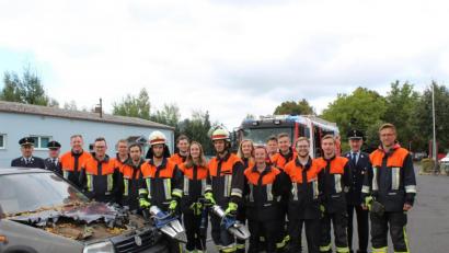 Bild: flm
Die Aktiven der Feuerwehr Waldsassen nach der erfolgreich bestandenen Leistungsprüfung mit den drei Schiedsrichtern Kreisbrandinspektor Lorenz Müller (links) und den Kreisbrandmeistern Roland Frank (Zweiter von links) und Kreisbrandmeister Wolfgang Fischer (Zweiter von rechts). Es gratulierte zudem der Kommandant der Feuerwehr Waldsassen, Tobias Tippmann (rechts).