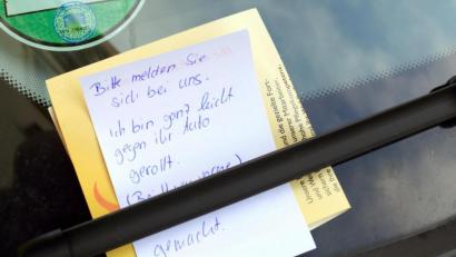 Bild: Jens Wolf/dpa
Rückwärts ausrangieren und gegen ein anderes Auto gestoßen: Ein Parkrempler ist schnell passiert. Die Polizei empfiehlt, immer die Beamten zu rufen, wenn der Besitzer des anderen Wagens nicht da ist. Nur einen Zettel zu hinterlassen, ist zu wenig.