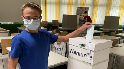 Bild: pad
Fabian Remer (M10.1) wirft seinen Stimmzettel in die versiegelte Urne zur Juniorwahl.