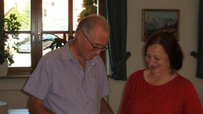Bild: hcz
"7er"- Vorsitzender Peter Ertl zeichnet die treue Kameradin Brigitte Stadler für 25-jährige Treue aus.