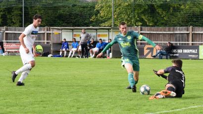 Archivbild: gb
Manuel Dürbeck (Mitte) hemmen seit dem ersten Spieltag Adduktorenprobleme. Der Mitterteicher Kapitän stellte sich immer wieder in den Dienst der Mannschaft, war durch die Verletzung aber nicht in der Lage, sein Potenzial komplett abzurufen.