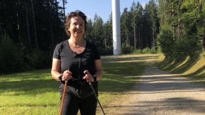 Bild: eik
ÖDP-Kandidatin Susanne Witt plaudert bei einer Runde Nordic Walking über sich und ihre politischen Themen. Nicht ganz zufällig führt die Strecke , die sie ausgesucht hat, direkt zu einem großen Windrad - eines ihrer Herzensanliegen im Zusammenhang mit der Energiewende.