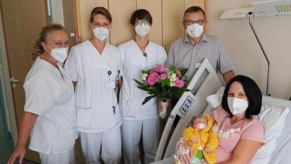 Bild: Klinikum/Uschold/exb
Mama Simone Aschenbrenner mit der kleinen Theresa und (hinten, von links) Elke Lotter(Stationsleitung), Sylvia Gisber (Oberärztin), Evelyn Di Noto (Hebamme) sowie Manfred Wendl, Vorstand des Klinikums St. Marien Amberg.
