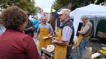 Bild: hba
Als wahrer Besuchermagnet erwies sich der Stand der Handwerkerscheune. Lebendig erzählte Herbert Konrad vom Fassbinderhandwerk.