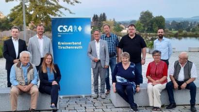 Bild: exb
Beim CSA-Treffen in Tirschenreuth mit dabei waren auch Gewerkschaftssekretärin und Bezirksrätin Marina Mühlbauer (vorne, Zweite von rechts), CSA-Kreisvorsitzender Huberth Rosner (hinten, Dritter von links), der frühere Bundestagsabgeordnete Reiner Meier (hinten, Fünfter von links) und CSA-Bezirksvorsitzender Armin Bulenda (hinten, Zweiter von rechts).