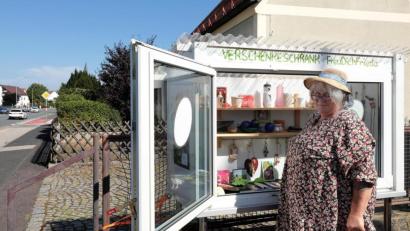 Bild: Wolfgang Steinbacher
Der Verschenkeschrank steht jetzt in der Hirschauer Straße in Ammersricht.