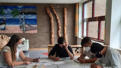 Bild: Mittelschule Waldsassen/exb
Eine der Lerngruppe der "Sommerschule 21" an der Mittelschule Waldsassen mit Andrea Wurm.