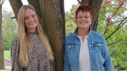 Bild: Grundschule Krummennaab/exb
Herzlich begrüßte Rektorin Sigrid Reger-Scharf (rechts) Lehramtsanwärterin Lara Reiter an der Grundschule Krummennaab