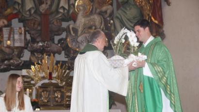 Bild: ads
Pfarrer Ludwig Gradl begrüßt Matthias Strätz als neuen Kaplan.