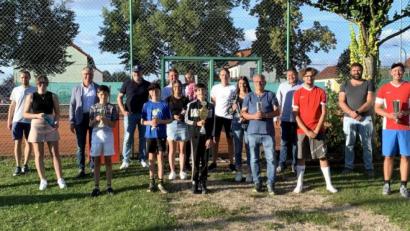 Bild: exb
40 Teilnehmer verzeichnete die Tennis-Stadtmeisterschaft. Im Bild die besten Teilnehmer mit den TC-Vertretern sowie Bürgermeister Franz Stahl und ATSV-Vorsitzendem Jürgen Steinhauser.