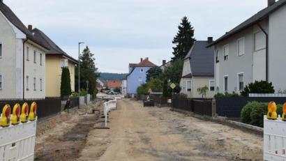 Bild: bnr
Der Bauabschnitt I in der Bahnhofstraße geht seinem Ende entgegen. Bis zum Spätherbst soll die Straße asphaltiert werden.