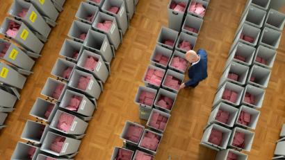 Bild: Sebastian Kahnert
Die Briefwahl beschäftigt die Wahlhelfer immer mehr