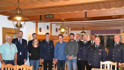 Bild: bml
Nach der Generalversammlung der Feuerwehr Bernrieth präsentiert sich das Vorstandsteam mit einigen neuen Gesichtern.