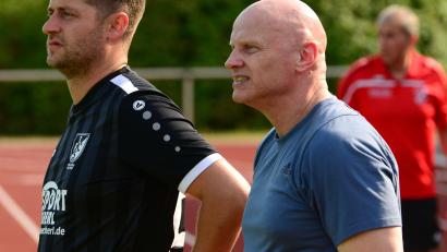Bild: ham
Jürgen Kost (rechts) hat sein Traineramt in Schwarzenfeld zur Verfügung gestellt. Er war erst im Sommer in den Sportpark gekommen.