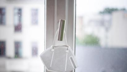 Symbolbild: Zacharie Scheurer/dpa
Wenn man in Quarantäne muss, kann das finanzielle Folgen haben.