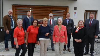 Bild: jr
Zehnjähriges Bestehen feierte jetzt das Mehrgenerationenhaus am Kirchplatz in Mitterteich. Im Bild (vorne, von links) Renate Krieglsteiner, Gudrun Brill, Margarethe Wopperer, Hannelore Bienlein-Holl und stellvertretende AWO-Geschäftsführerin Sabine Kirchmann sowie (hinten, von links) Leonbergs Bürgermeister Johann Burger, Landrat Roland Grillmeier, AWO-Kreisvorsitzender Edwin Ulrich, MdB Albert Rupprecht und Mitterteichs Bürgermeister Stefan Grillmeier.