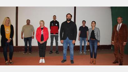 Bild: kro
Dieses Vorstandsteam wird den ATSV Tirschenreuth in den kommenden drei Jahren führen (von links): Melanie Gmeiner, Oliver Müller, Anneliese Kühn, Jonas König, Vorstandsvorsitzender Jürgen Steinhauser, Sport- und Jugendbeauftragter Sebastian Wiedemann sowie Stefanie Zeus. Bei der Delegiertenversammlung mit dabei war auch Bürgermeister Franz Stahl.