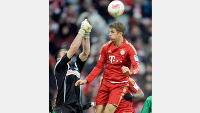 Bild: Andreas Gebert/dpa
Beim Spiel in München im Januar 2013 klärt Wolfgang Hesl im Fürther Tor vor Bayerns Thomas Müller.