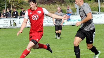 Archivbild: hho
Der TSV Konnersreuth (links Max Hecht in der Partie gegen Selb, 1:0) empfängt am Sonntag den VfB Arzberg.