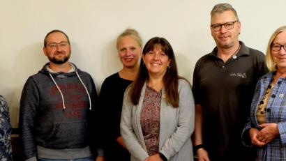 Bild: le
Der Obst- und Gartenbauverein Floß und Umgebung dankt treuen Mitgliedern. Von links: Edith Lederer, Thomas Stetter, Christine Schreiber, Sigrid Strobel, Gerhard Schaller und Rita Rosner.