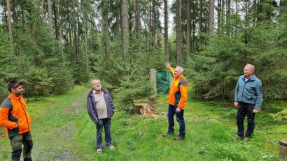 Bild: jr
Bei einem Ortstermin informierten Forstbetriebsleiter Norbert Zintl (Zweiter von rechts) und Einsatzleiter Louis Lang (links) über die geplanten Hiebsmaßnahmen im Bereich des Waldbesinnungspfads am Konnsberg. Mit dabei waren Bürgermeister Max Bindl (rechts) und Pfarrseelsorger Pater Benedikt Leitmayr.
