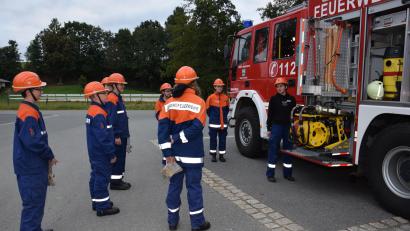 Bild: fla
Auch Fahrzeugkunde und das Wissen zur Ausstattung der Fahrzeuge gehört zur Ausbildung der Floriansjünger. Bei der Schnupperübung erklärten die "alten Hasen" der Jugendfeuerwehr alles in Kurzform. "Ausführlich wird es dann in den Übungen am Montagabend erklärt", informierte Jugendwart Josef Pflaum junior.