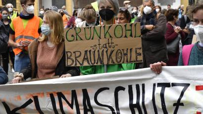 Bild: Petra Hartl
Rund 200 Teilnehmer sind am Freitag bei der Klima-Demo in Amberg.