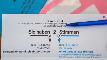 Bild: Sven Hoppe / dpa
Bei der Bundestagswahl haben die Bürger wieder zwei Stimmen. Daher sollte die Auszählung der einzelnen Wahllokale relativ schnell gehen. Zu Verzögerungen kann es wegen des hohen Anteils an Briefwählern in den eigens ausgewiesenen Briefwahlbezirken kommen.
