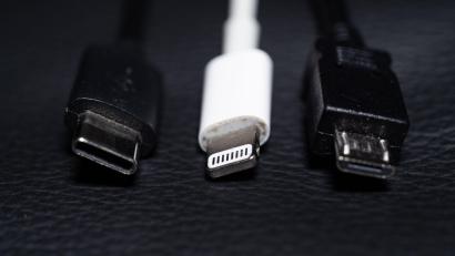 Bild: Mohssen Assanimoghaddam/dpa
Ein USB-C (l-r), ein Apple Lightning und ein Micro-USB Kabel (l-r) liegen nebeneinander.