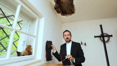 Bild: Wolfgang Steinbacher
Stefan Fischer, der evangelische Pfarrer in Hirschau an der Stelle, wo sich die Insekten niedergelassen hatten.