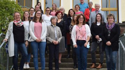 Bild: bnr
Mit 16 Studierenden startet der neue Studiengang Hauswirtschaft an der Landwirtschaftsschule in Nabburg. Die Teilnehmerinnen wurden vom Schulleiter Georg Mayer (oben rechts) und der stellvertretenden Schulleiterin Elisabeth Beer (Obere Reihe Zweite von rechts) an der Schule begrüßt.