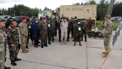 Bild: mor
US-Generalmajor Andrew Rohling (Dritter von links) und das 7. US-Armee Ausbildungskommando stellen beim "African Land Forces Colloquium" afrikanischen Generälen und Nato-Bündnispartnern die Ausbildungsmöglichkeiten und Infrastruktur der Oberpfälzer Übungsplätze vor.