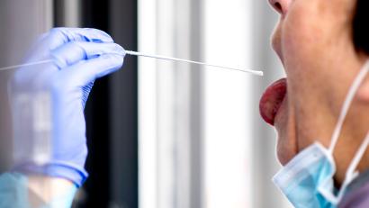 Bild: dpa/Hauke-Christian Dittrich
Eine Frau lässt sich auf das Coronavirus testen.