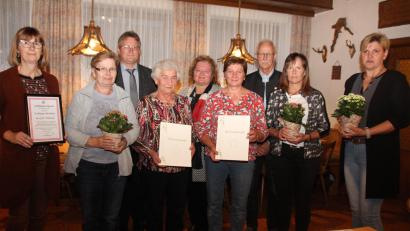 Bild: frd
Den Geehrten (vorne von links) Elfriede Salomon, Silvia Hummer, Erika Lang, Maria Lang, Sonja Hammerl und Vorsitzender Anja Haberl, gratulierten die Ehrengäste.