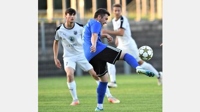 Archivbild: Büttner, Gerhard
Mathias Heinl (vorne) erzielte den ersten Weidener Treffer beim 3:0-Sieg in Neukirchen b. Hl. Blut.