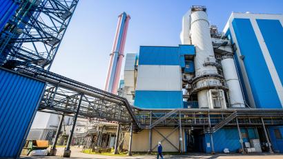 Bild: ZMS, Ahnen&amp;Enkel, Silke Reents/exb
Die Rauchgasreinigung – das sind die grauen, stehenden Zylinder – am Müllkraftwerk Schwandorf wird erneuert.