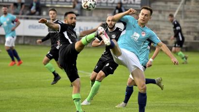 Bild: Hubert Ziegler
Hart umkämpfter Ball im Mittelfeld zwischen dem Gebenbacher Kapitän und defensiven Mittelfeldspieler Oliver Gorgiev (links) und Linksverteidiger Damyan Opcin (rechts) vom SV Seligenporten.