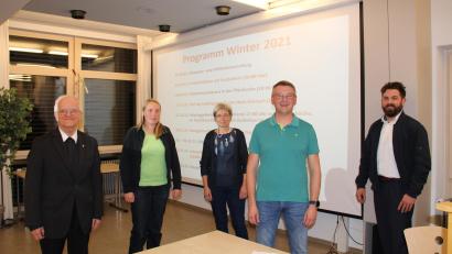 Bild: prh
Vorsitzender Manuel Färber (Zweiter von rechts) stellt gemeinsam mit seiner Stellvertreterin Gabi Gleißner und Maria Gleißner (Dritte und Vierte von rechts) das restliche Jahresprogramm 2021 vor. Bürgermeister Sebastian Dippold (rechts) und Präses Stadtpfarrer Josef Häring (links) waren voll des Lobes für die wertvolle Arbeit der Gemeinschaft.