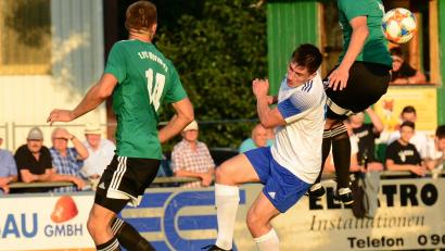 Bild: ham
Maximilian Schatz (rechts) und Matthias Schreyer sind mit ihren Kollegen vom FC Wernberg eher durchschnittlich in der Bezirksliga Nord unterwegs. Am Samstag kommen die unberechenbaren Etzenrichter in die Marktgemeinde.