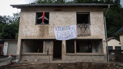 Bild: Boris Roessler/dpa
In dem Ort Altenburg sind fast alle Häuser zerstört oder stark beschädigt. Der Kemnather Holger Pühl aus Kemnath sammelt nun Baumaterial für Opfer der Flutkatastrophe im Ahrtal. Dieses Foto entstand Ende August.