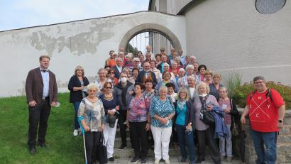 Bild: jzk
Als kundiger Führer erwies sich Stadtpfarrer Thomas Koch (links) bei der Führung in seiner Heimatpfarrei Beidl.