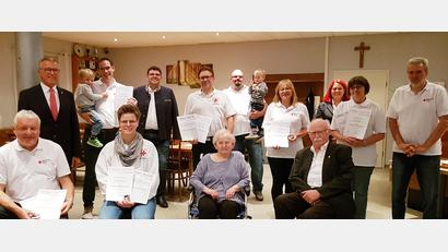 Bild: BRK-Bereitschaft Bad Neualbenreuth/exb
Die anwesenden Geehrten beim Jubiläumsabend im Saal des Gasthofs "Zum Tillenblick", vorne (von links) Erhard Planner, Susanne Gerstner, Hilde Zant, Prof. Dr. Wolfgang Grunewald sowie in der hinteren Reihe (von links) Kreisvorsitzender Franz Stahl, Christoph Sommer, Kreisgeschäftsführer Holger Schedl, Reinhard Lärmer, Tobias Plonner, Anita Leiss, stellvertretende Kreisbereitschaftsleiterin Verena Völkl sowie Martha und Günter Plonner.