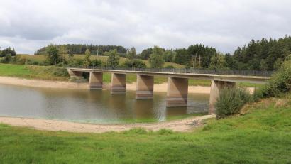 Bild: flt
Der Wasserpegel des Liebensteiner Stausees ist deutlich gesunken. Noch in diesem Jahr soll die Baustelleneinrichtung für den Ersatzneubau der Brücke erfolgen. Im kommenden Jahr starten dann die Bauarbeiten.